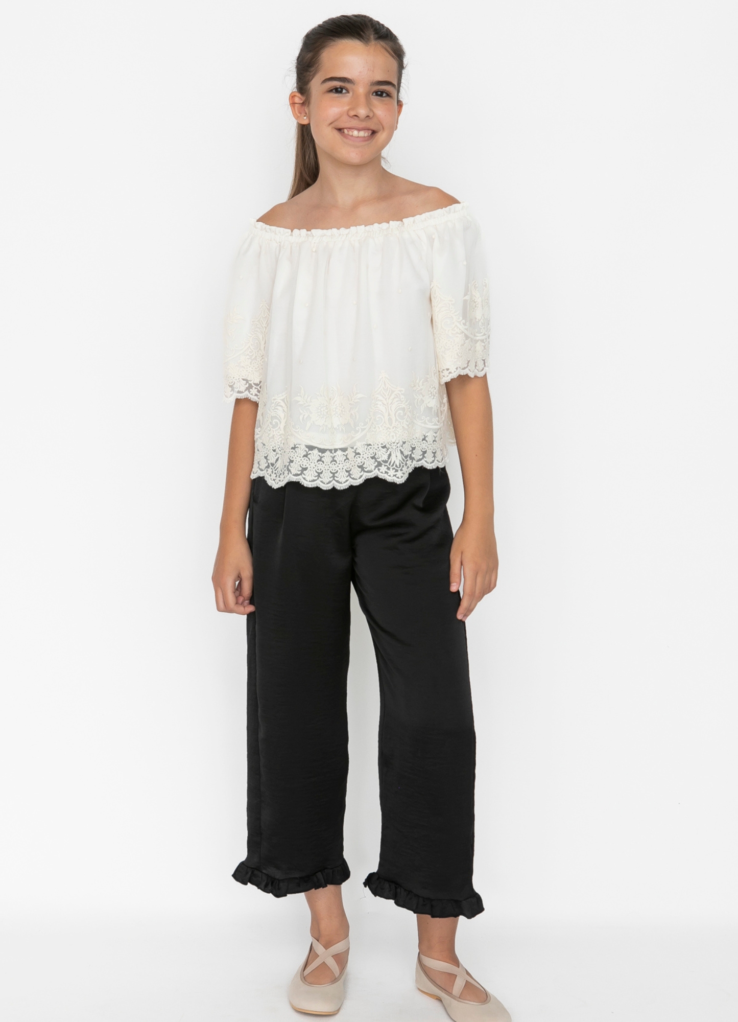 Conjunto Blusón tul bordado y pantalón cropped volantitos