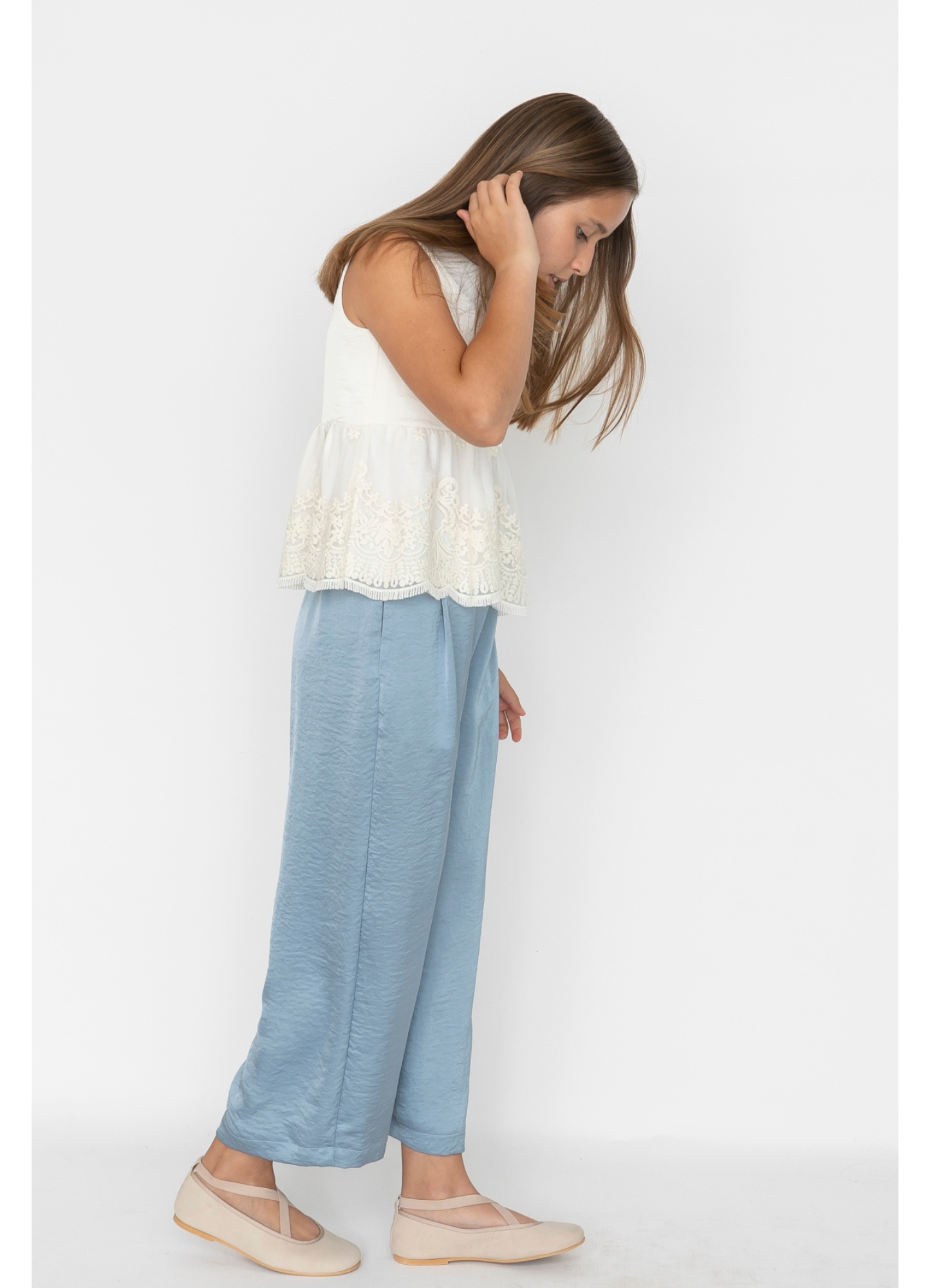 Conjunto Top volante bordado y pantalón cropped