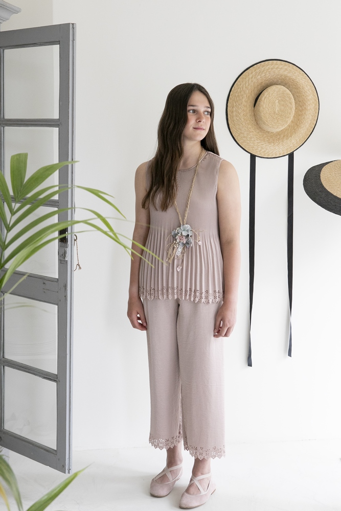 -Conjunto Camisa y pantalón troquelado